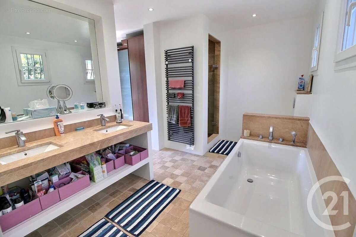 Maison à CHATEAUNEUF-GRASSE