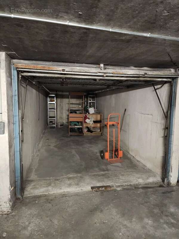 Parking à PARIS-18E