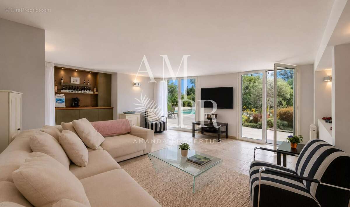 Baisse de prix de 1 062 000€ - exclusivité : villa unique - à deux pas de la croisette - vue mer - photo 17