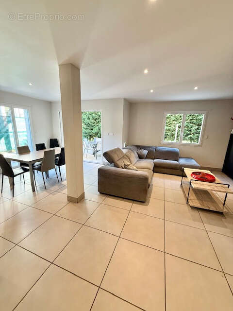 Maison à SAINT-GENIS-POUILLY