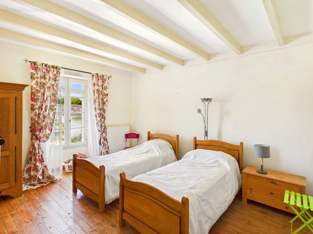 Superbe Maison de Maître avec Piscine Chauffée, Maison d'Amis et Jardins Privés - photo 10