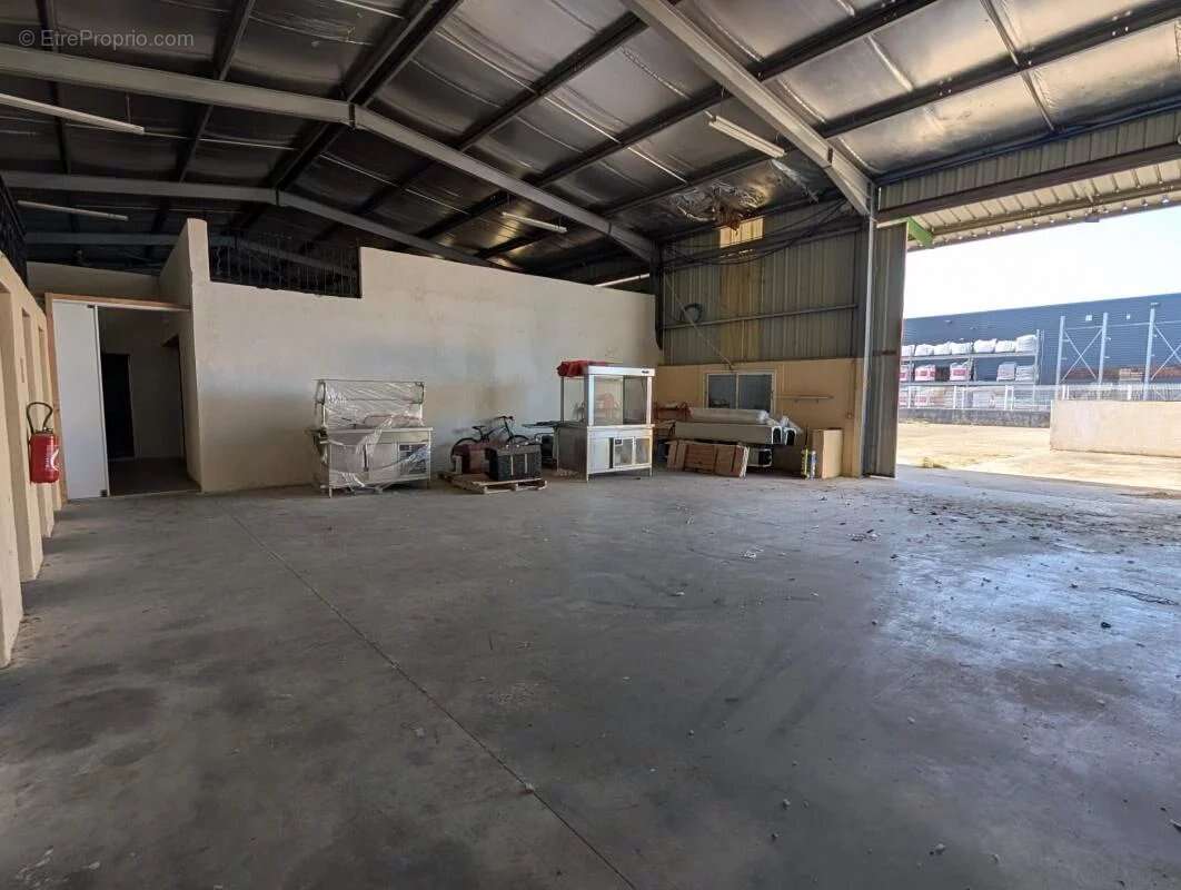 Local commercial 322m² - photo 4