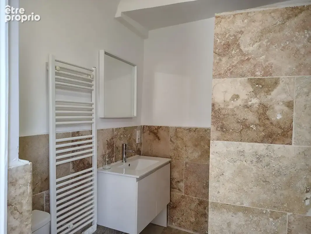 Entrecasteaux Coeur du village : immeuble avec local commercial et appartements - photo 10