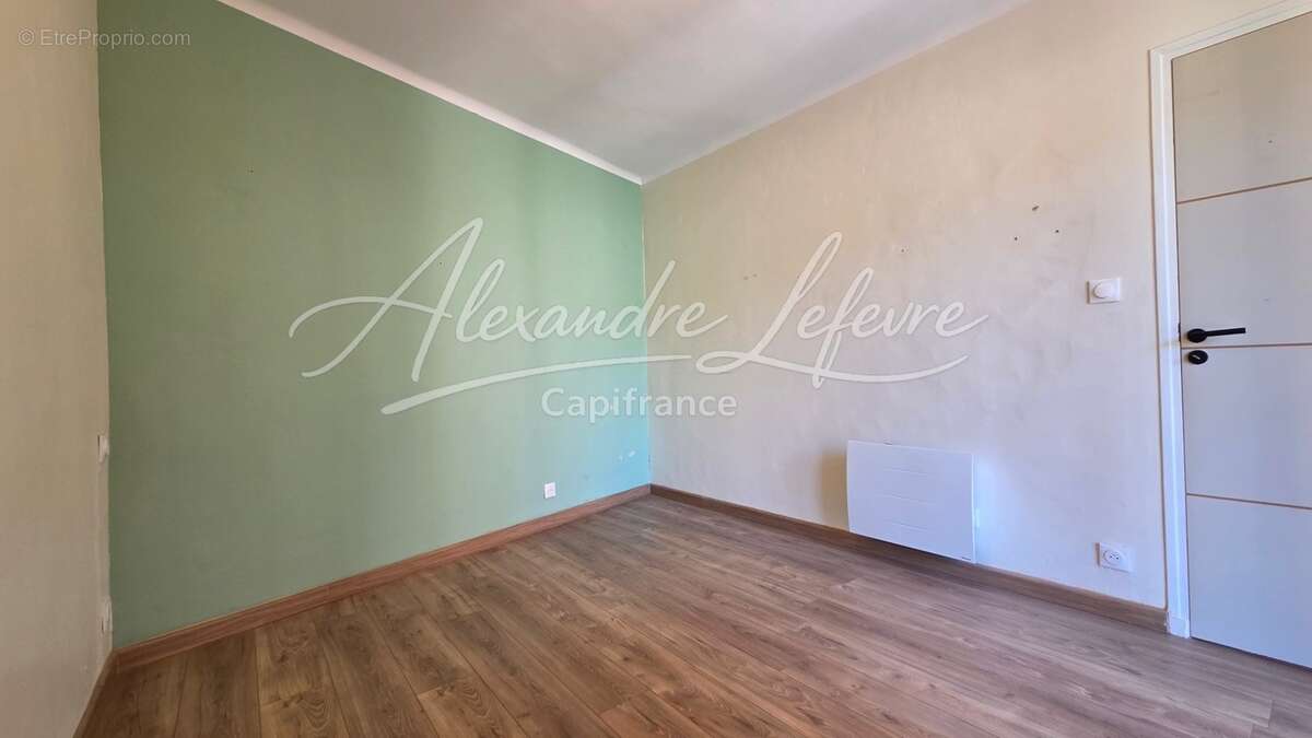 Angoustrine – Appartement T4 rénové avec beaux volumes - photo 8