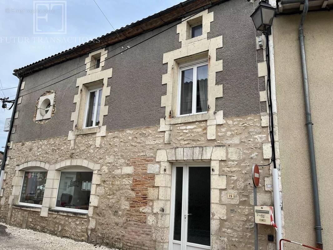 Maison à JAVERLHAC-ET-LA-CHAPELLE-SAINT-ROBERT