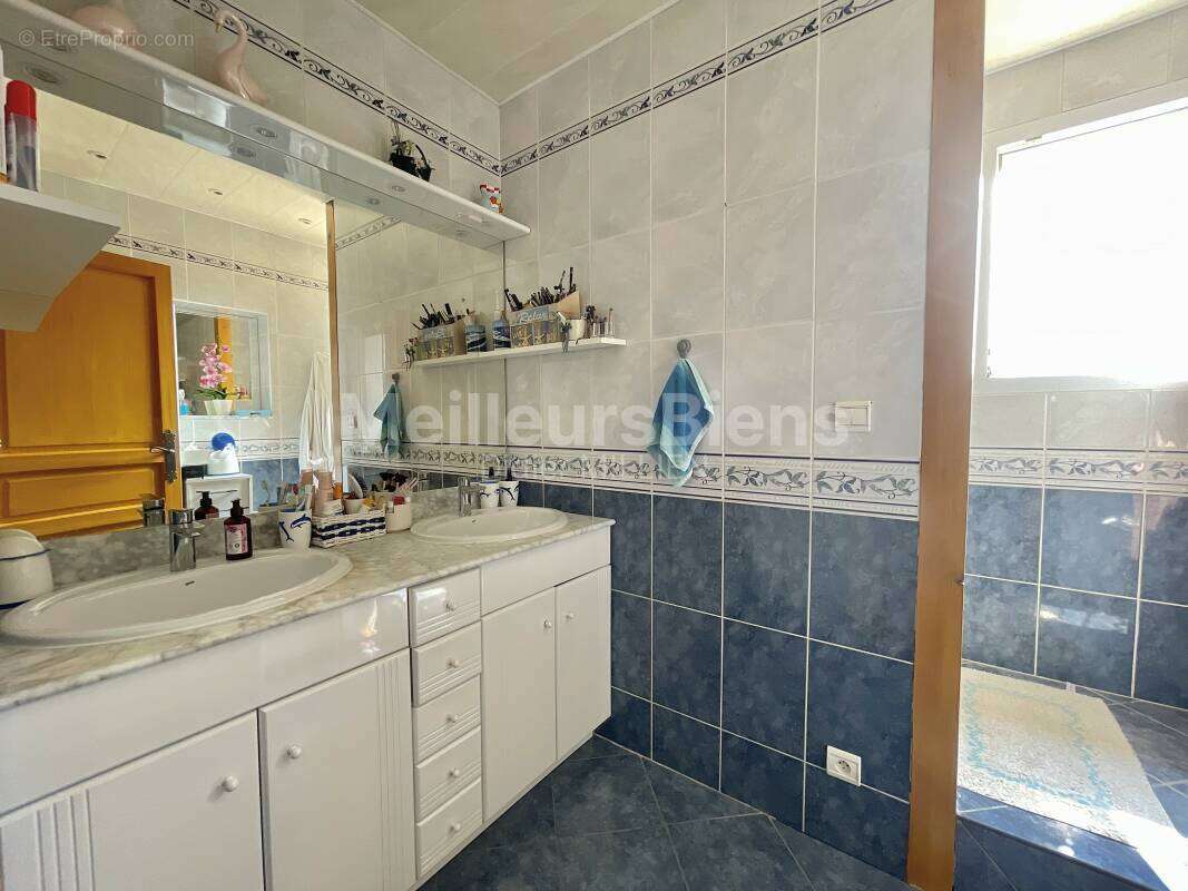 Maison à VIC-LA-GARDIOLE