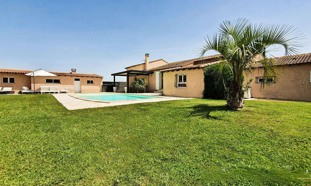 Maison avec piscine dépendances et garages - photo 2