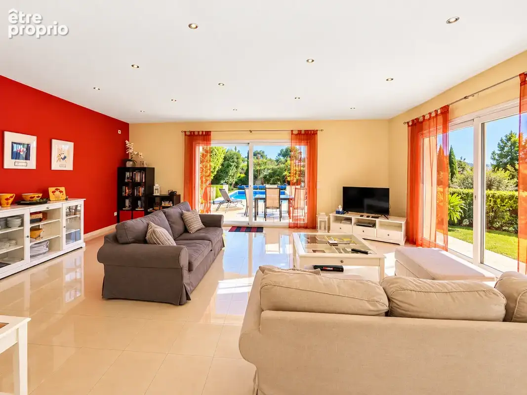 EXCLUSIVITE Bagnols en Foret à pied au village Villa individuelle 4 pièce(s) 140m2 env Piscine Belle vue - photo 6