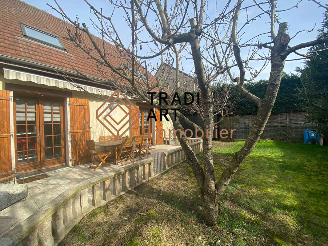 Maison à SAINTE-GENEVIEVE-DES-BOIS