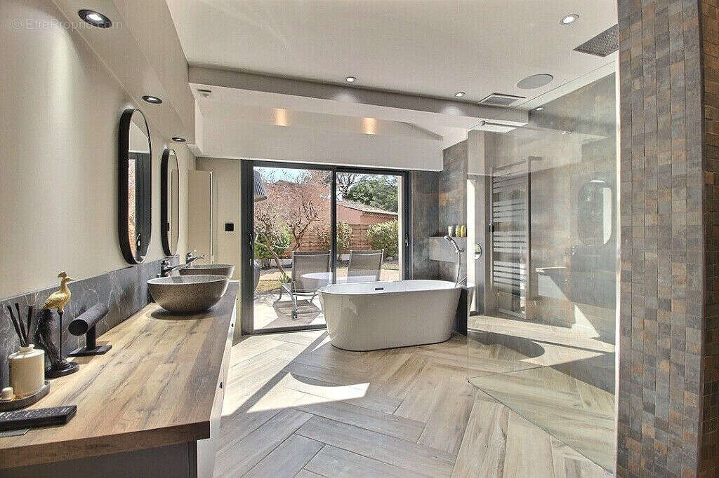 Maison à ROQUEBRUNE-SUR-ARGENS