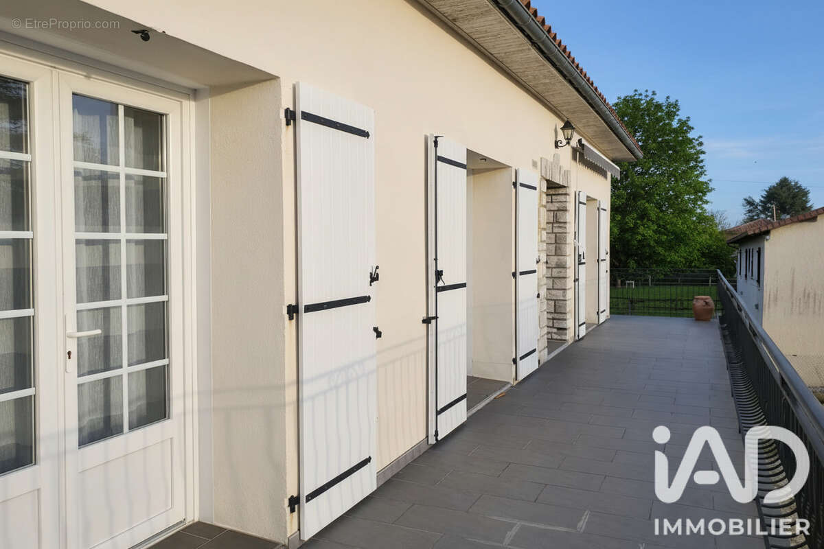 Maison 200 m² à Chasseneuil-Sur-Bonnieure  - photo 2