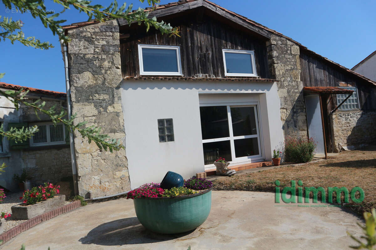 Ensemble immobilier en  bon etat general de 190 m2 sur un terrain clos de 450 m2. au centre historique de la j - photo 2