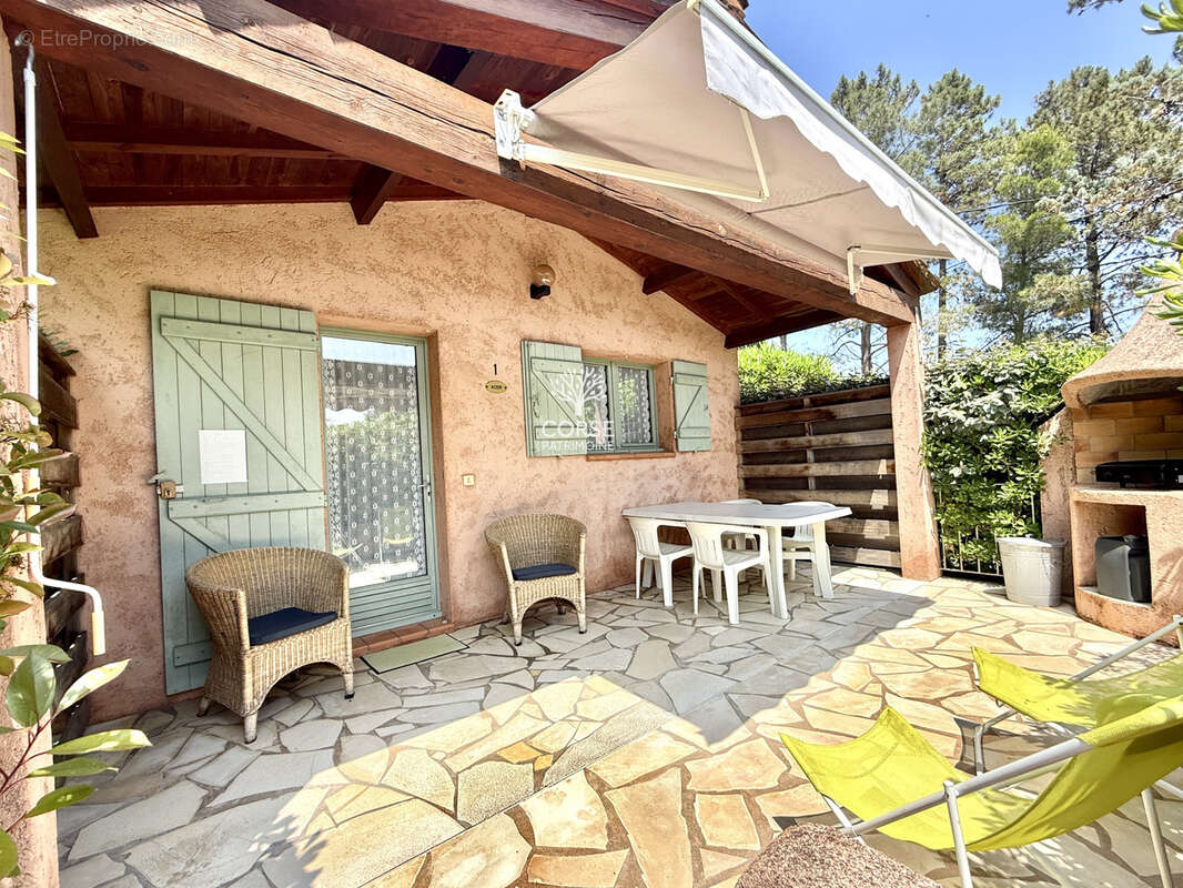 Résidence intimiste avec piscine sur un vaste terrain arboré - photo 9