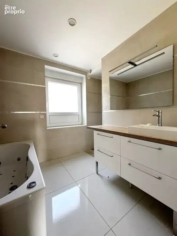 Maison contemporaine spacieuse à vendre à Louvroil - 11 pièces, grand terrain, calme assuré - photo 6