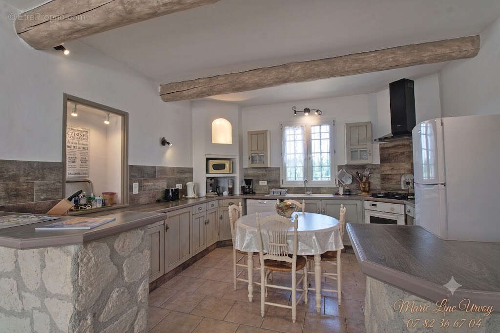 13210 St-Rémy - Mas en pierre 145 m² + gîte 70 m² - Piscine 8X4 - grand terrain - photo 4