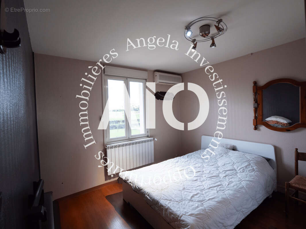 A vendre un ensemble de 3 Villas sur une parcelle de 1 500 m2, situé à Décines-Charpieu, - photo 4