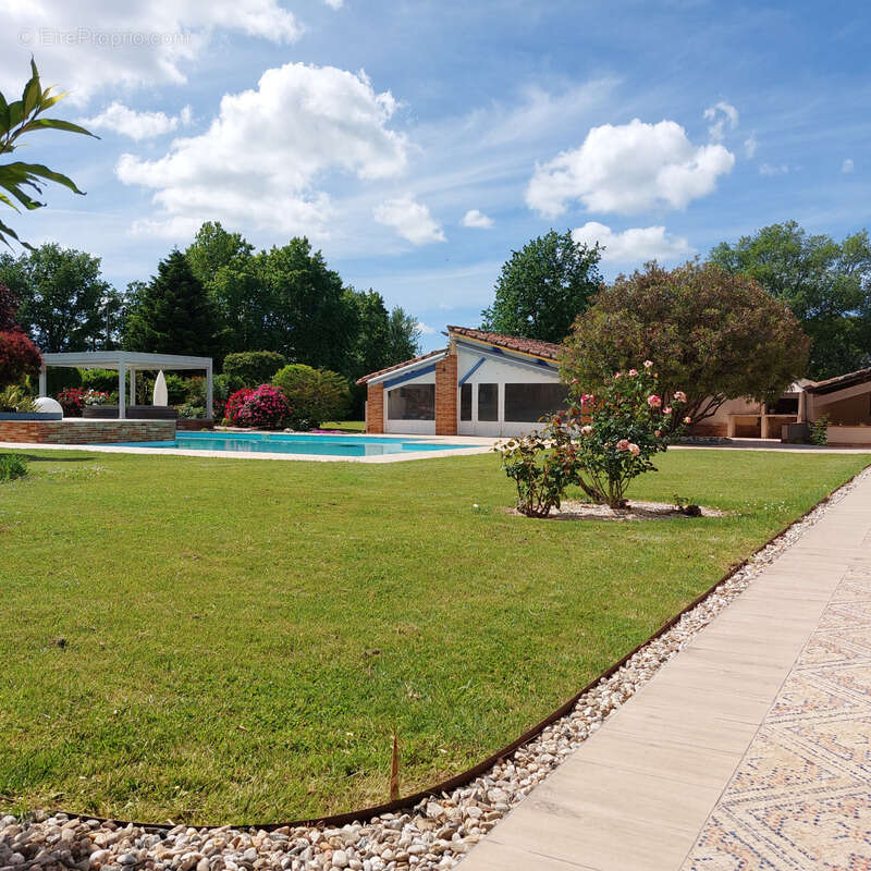 Maison à vendre 13 pièces MONTAUBAN (82), salle de reception, parking, bureaux, cave, dépendances,  parc de 8000m2, 2 entrées in - photo 44