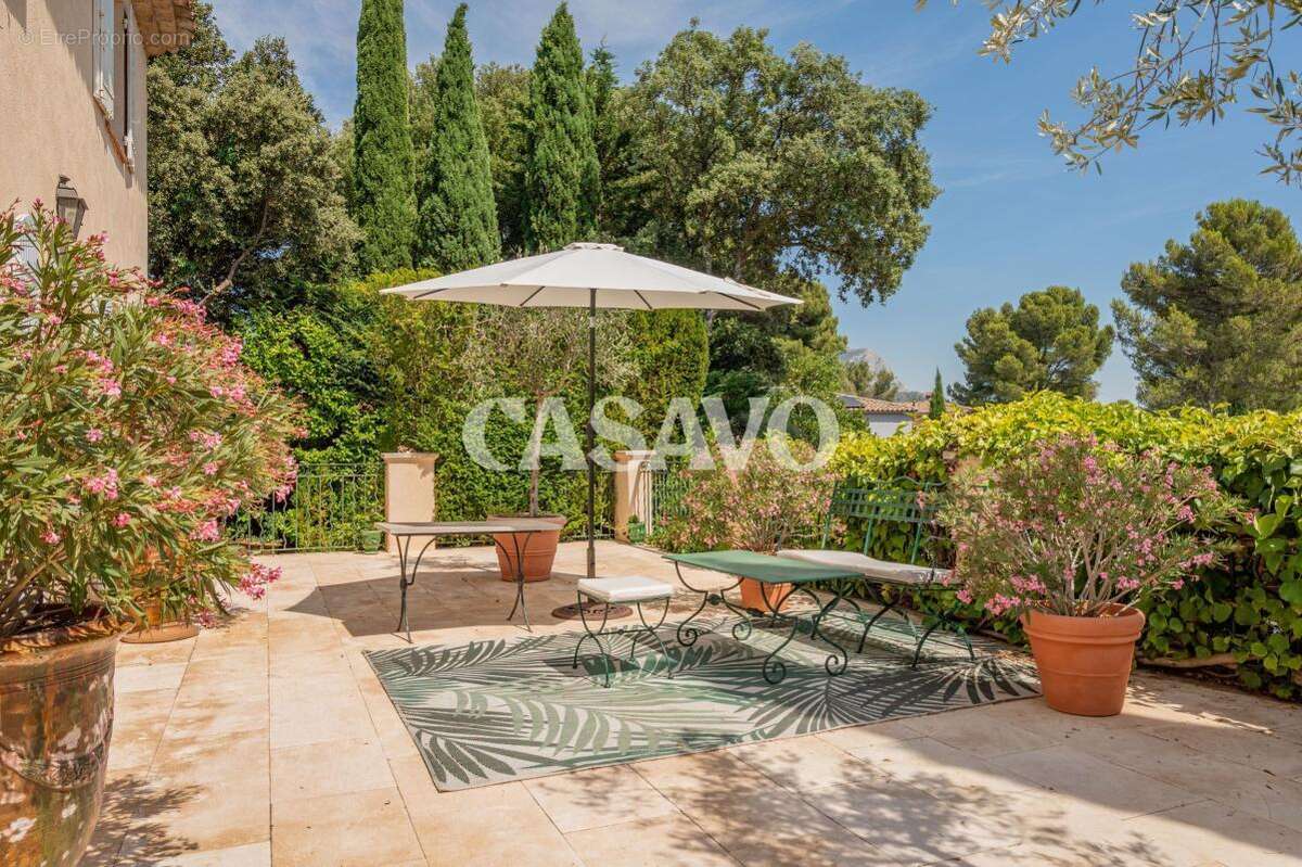Vente Villa 8 pièces de 272m² - 13100 Saint-Marc-Jaumegarde - photo 10