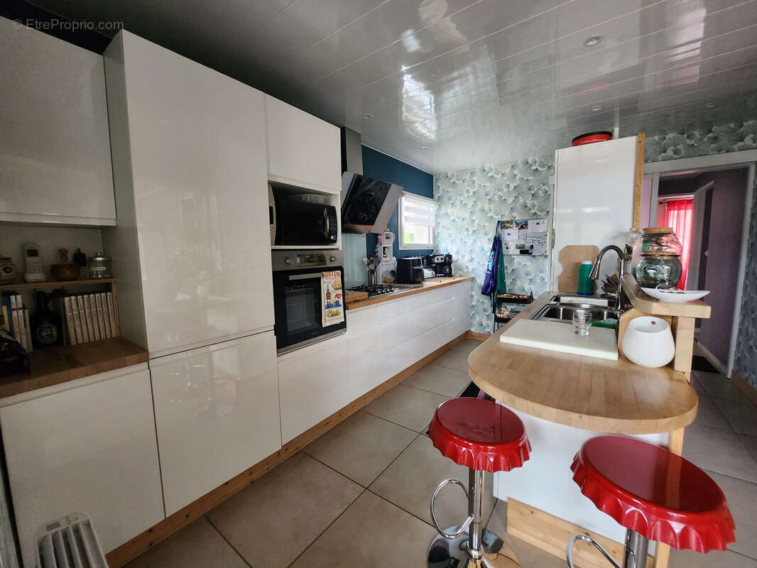 Maison avec 3 chambres dont une parentale, grande dépendance de 89m2 et spa intérieur. - photo 5