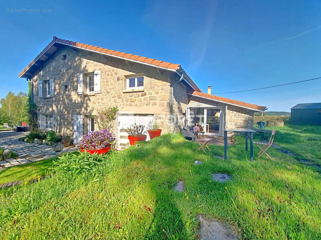 Maison à SAINT-ROMAIN-LACHALM