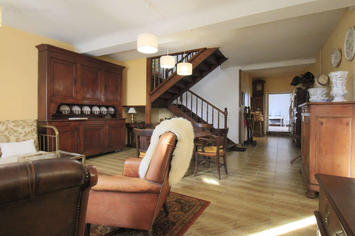 Saint Jean le Vieux - Maison traditionnelle de 220 m2 sur 622m2 de terrain - photo 2