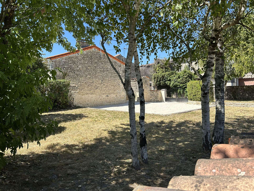 Grande maison de caractère au coeur de Néré avec jardin et dépendance - photo 13