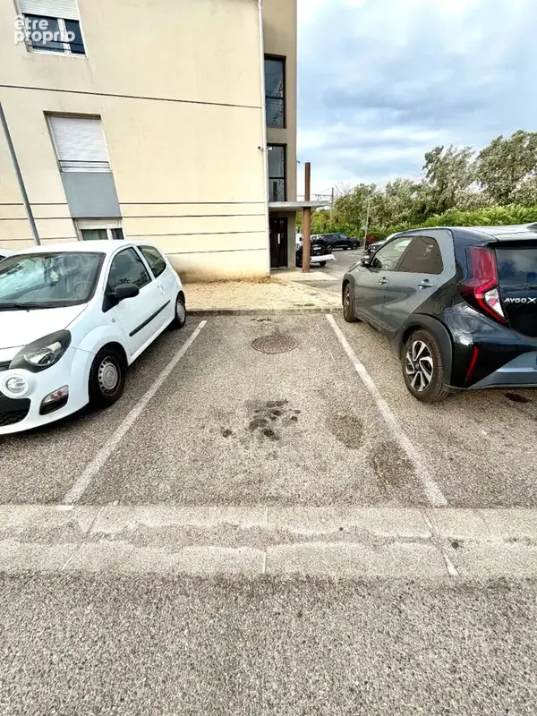 Studio rez de jardin  avec place de parking dans résidence en bout d'impasse. - photo 9