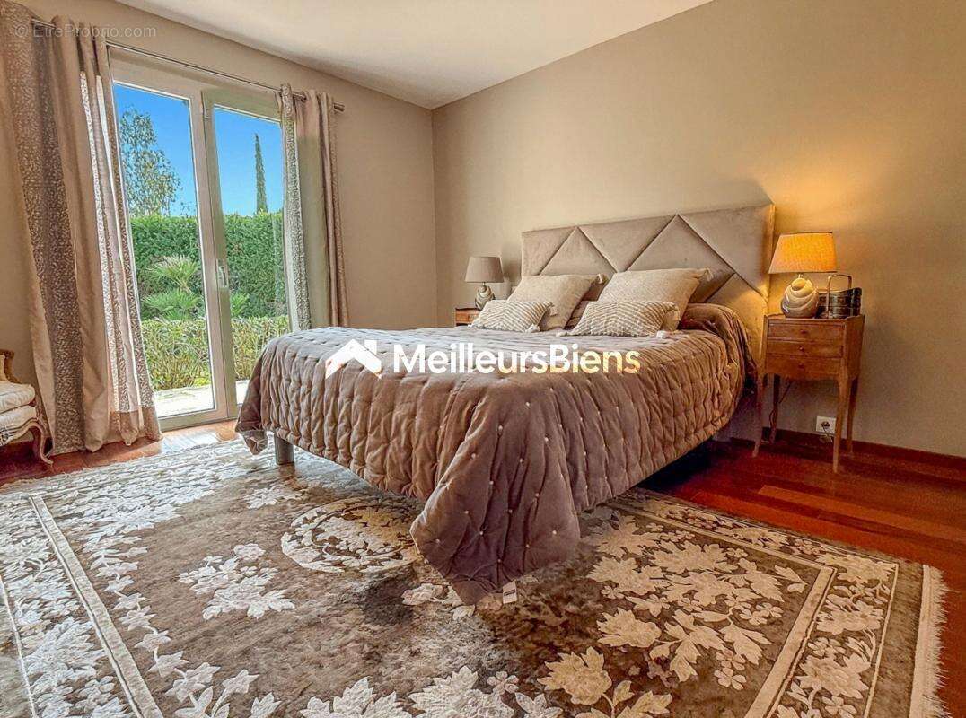 Maison à ROQUEBRUNE-SUR-ARGENS