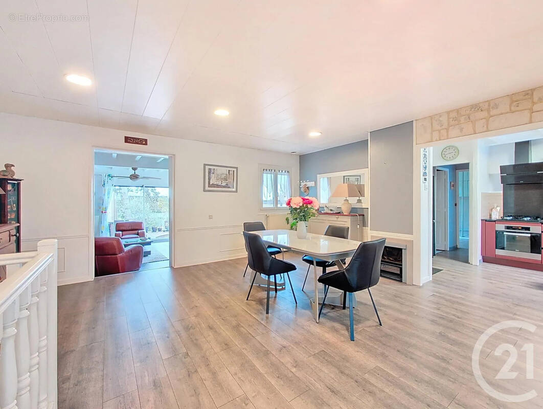 Maison à VAUX-LE-PENIL