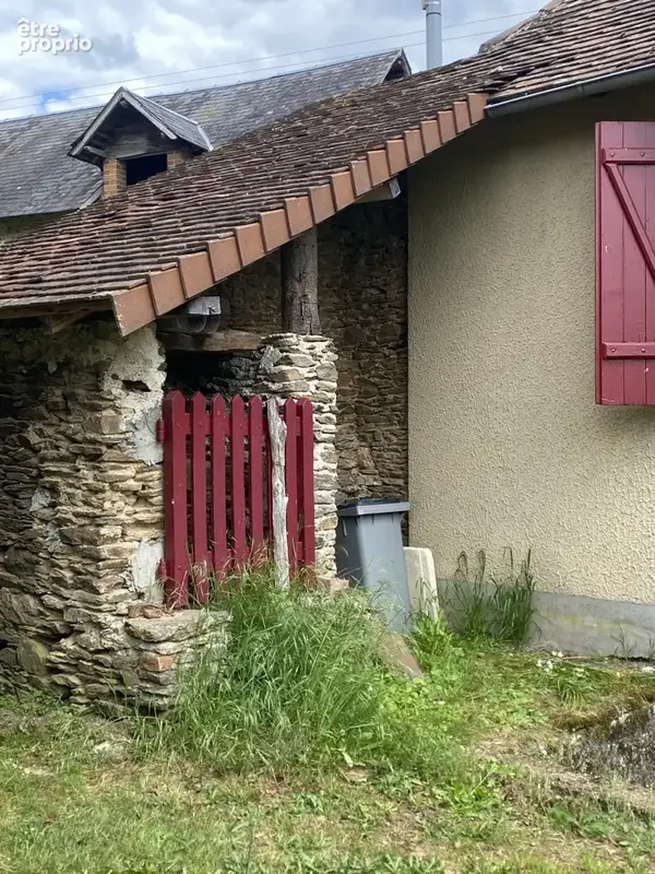 Meuzac dans un joli hameau. une maison avec sa grange et son puits - photo 4