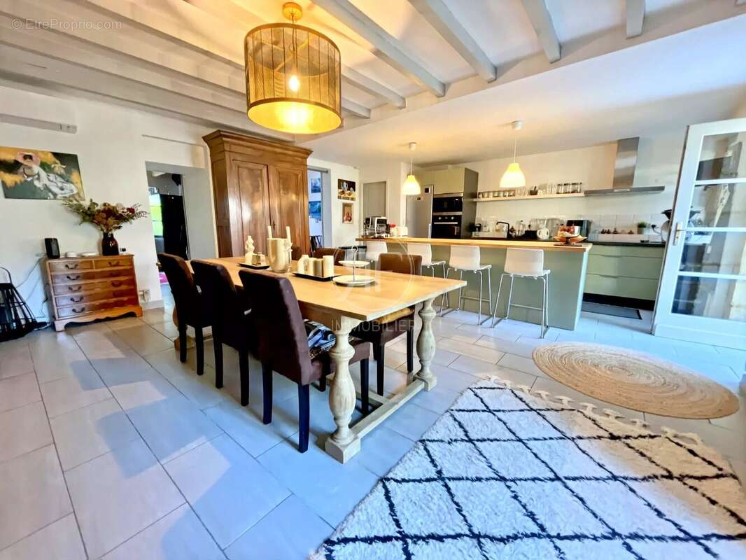 Maison familiale + dépendances avec jardin et piscine - photo 2