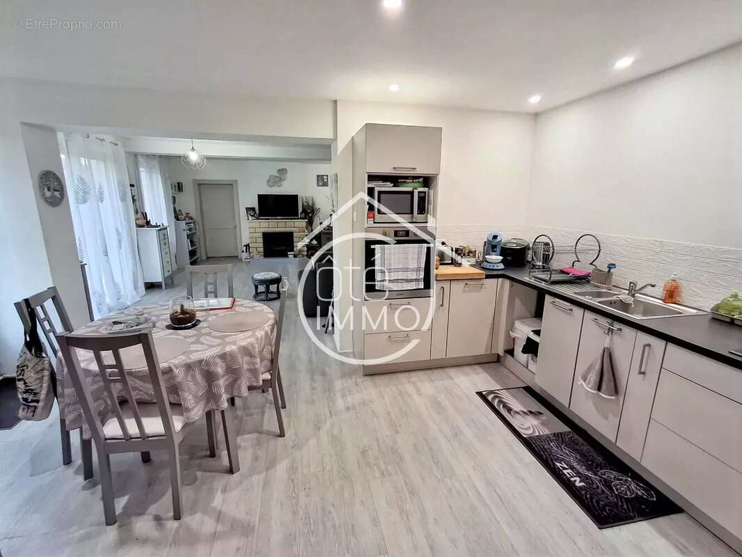 Maison à COURS-DE-PILE