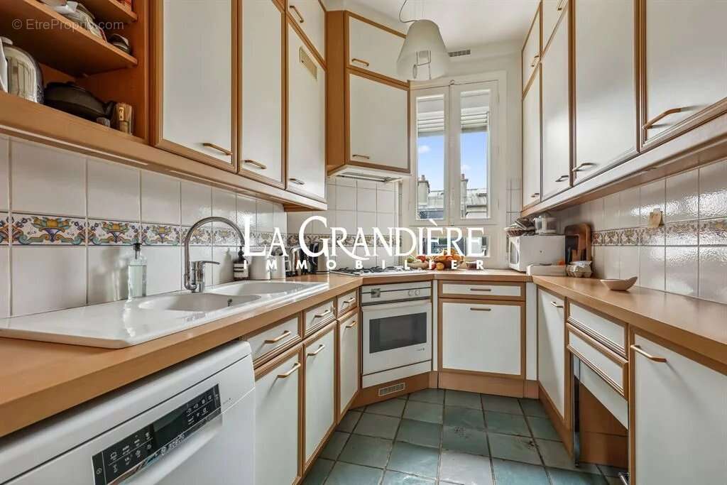 Appartement à PARIS-16E