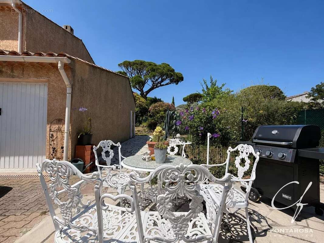 Villa au calme avec beau potentiel — Fréjus limitrophe Saint-Raphaël - photo 3