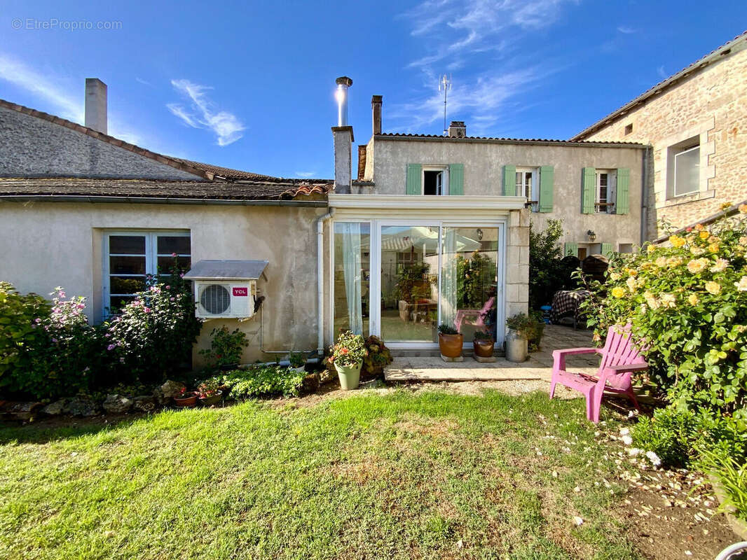 Maison à SAINT-GENIS-DE-SAINTONGE