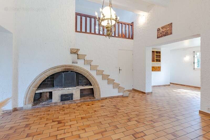 Maison à vendre 5 pièces AIX EN PROVENCE (13) de 150m², terrain de 1630m² piscineable. Garage + espace stationnement. Résidence  - photo 13