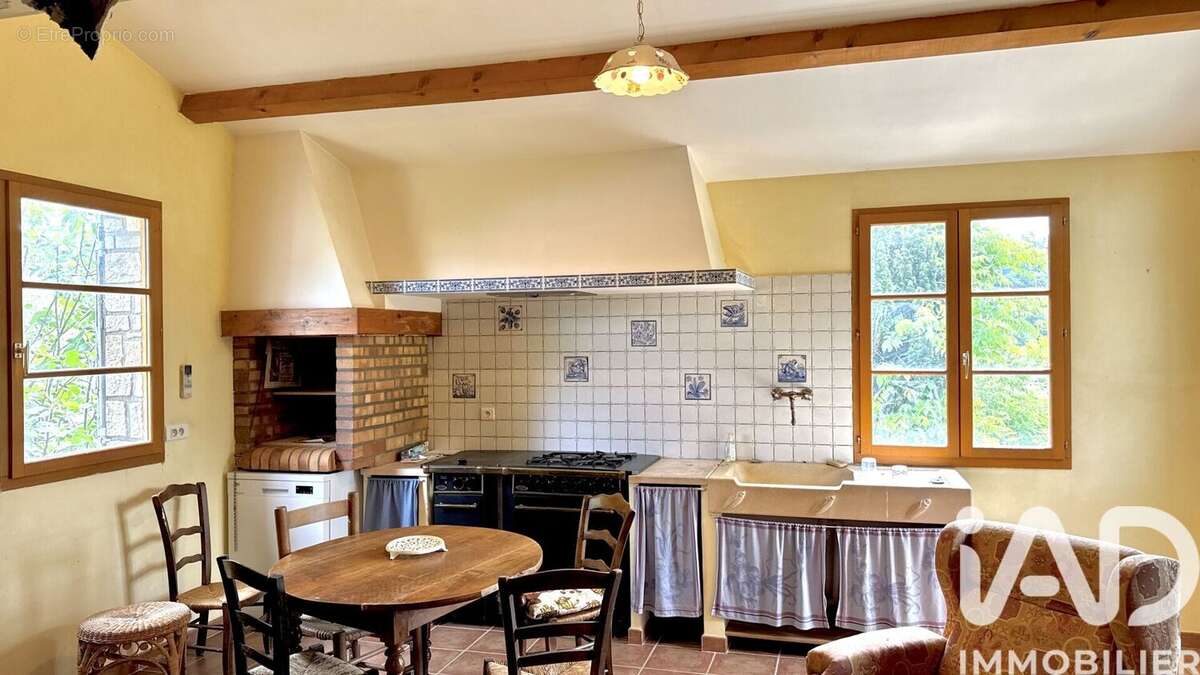 Maison 138 m² à Saint-Laurent-De-Carnols  - photo 4