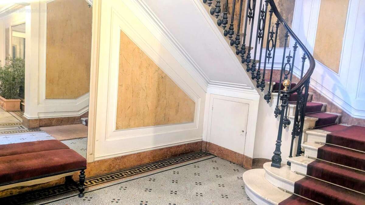 Commerce à PARIS-9E