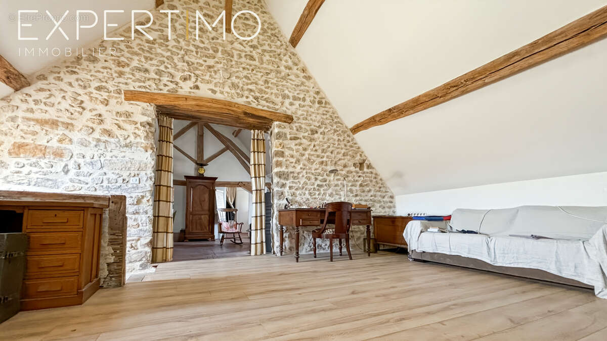 À VENDRE : Corp de ferme 230 m2 habitable (possibilité d'agrandissement), 380 m2 de granges et hangar 150 m2 - photo 5