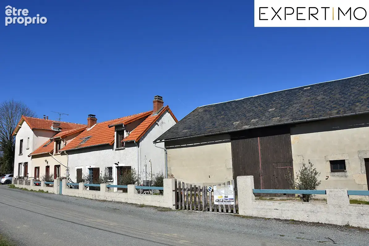 Menat, ensemble de 3 maisons, grange et terrain de tennis sur 7128m2 de terrain plat. - photo 2