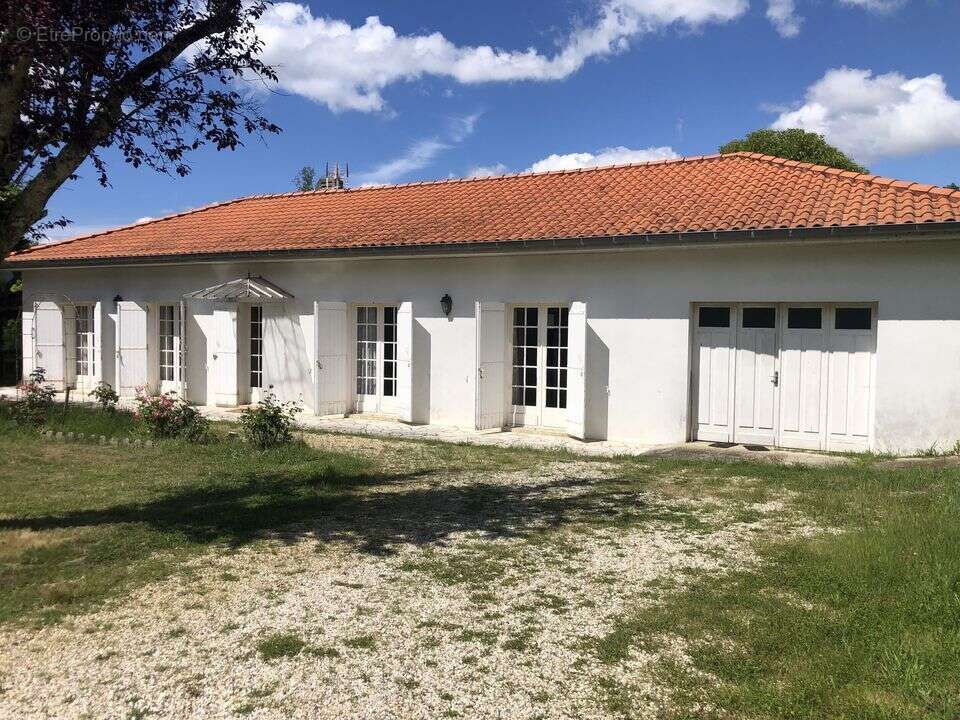 MAISON  CONTEMPORAINE T4 ST SAUVEUR GRAND JARDIN DEUX GARAGES