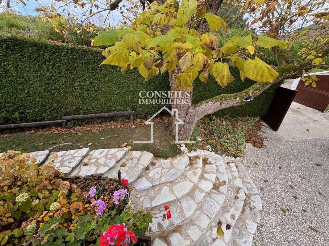 Maison à VILLENEUVE-SUR-YONNE