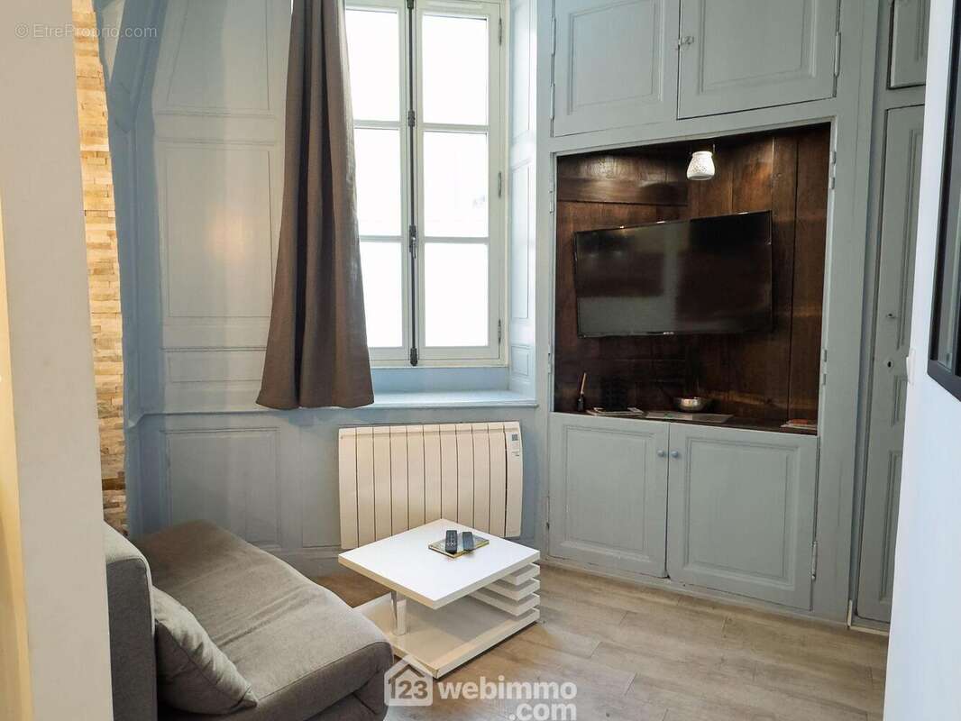 ...salon TV. - Appartement à LAVAL