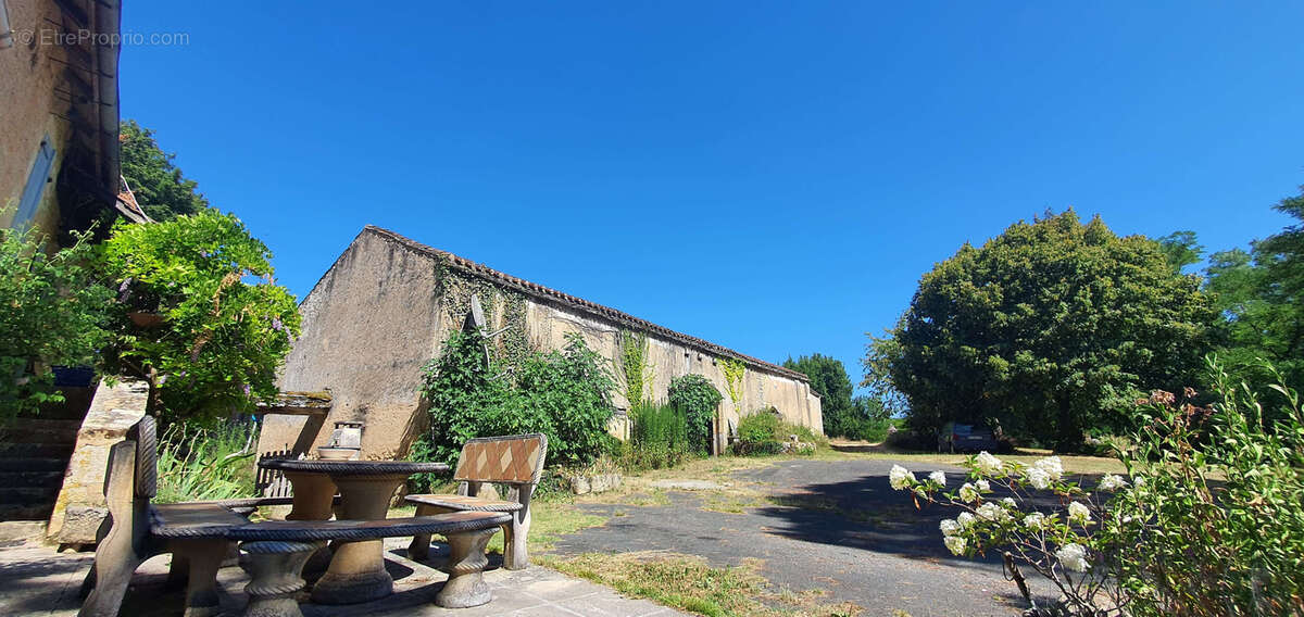 Maison à BLANQUEFORT-SUR-BRIOLANCE