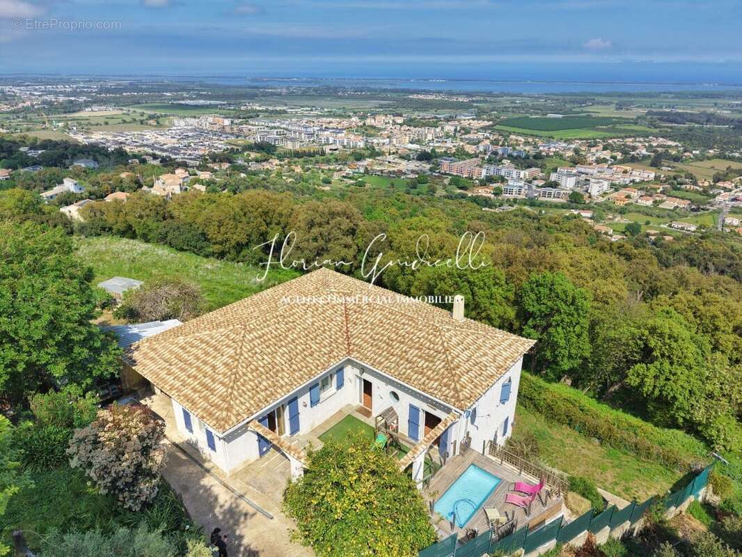 Maison 213 m² à Borgo  - photo 10