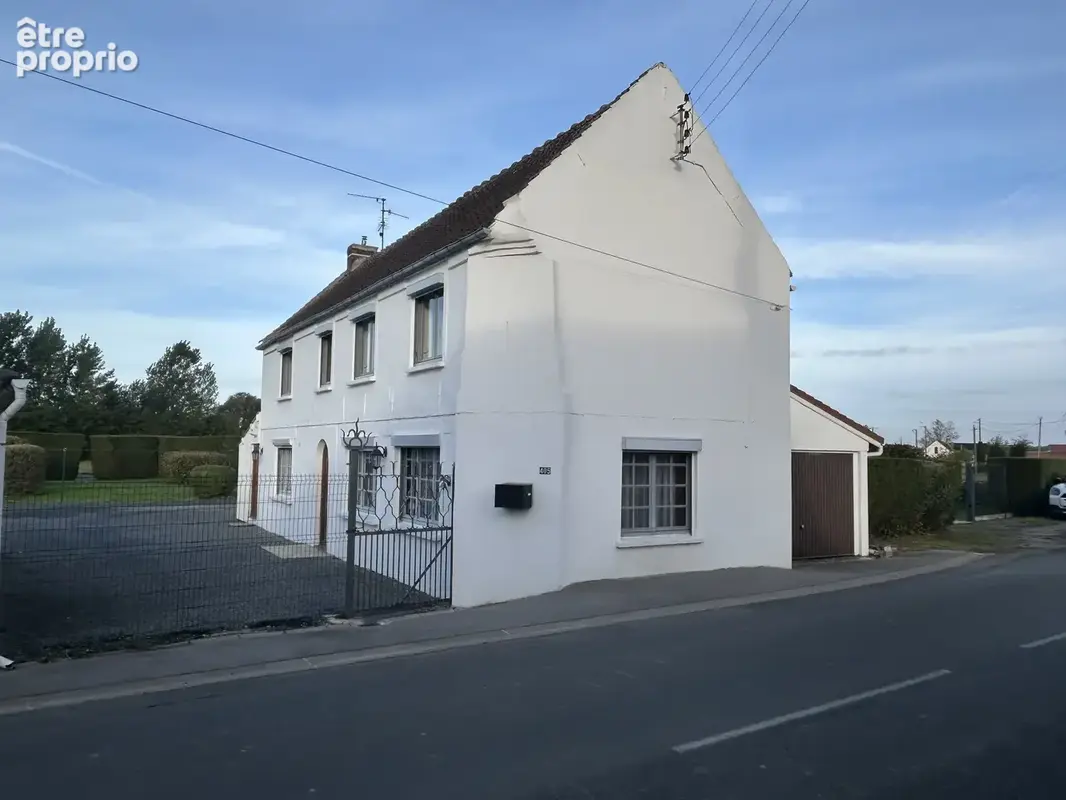 Longère individuelle développant 130m2 environ à rénover bâtie sur une parcelle de 1808m2. - photo 2