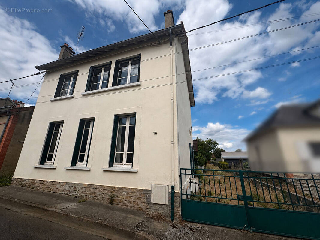 Maison à YZEURE
