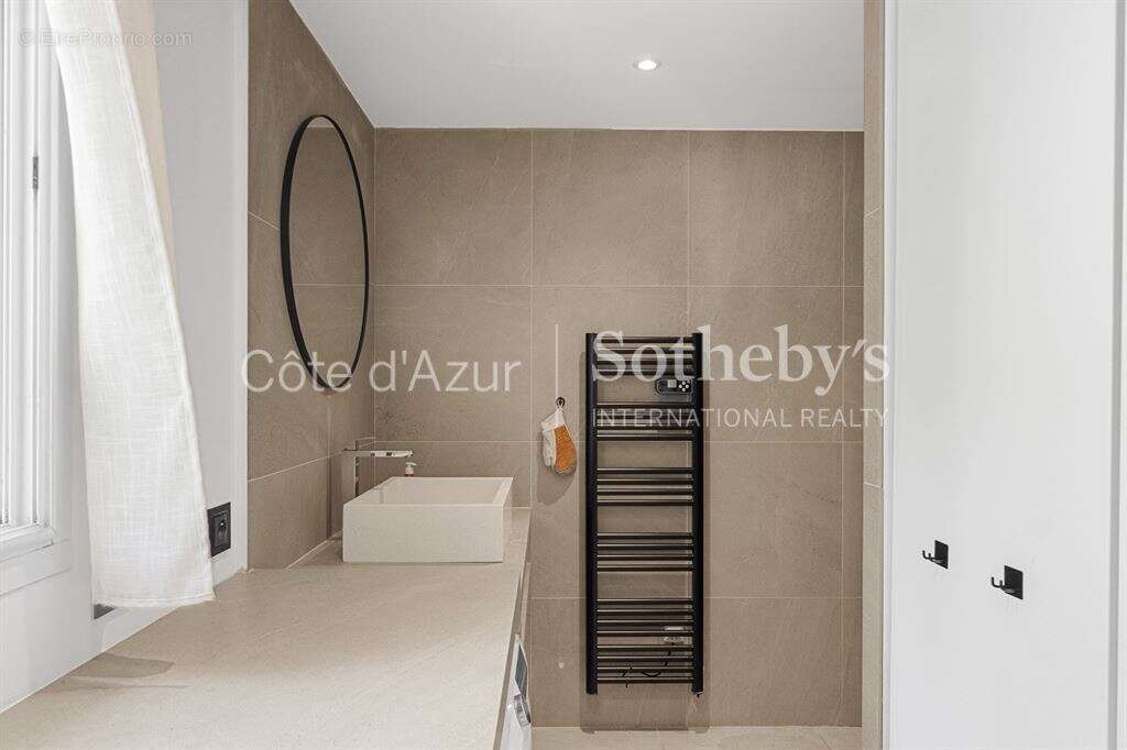 Maison à LA ROQUETTE-SUR-SIAGNE