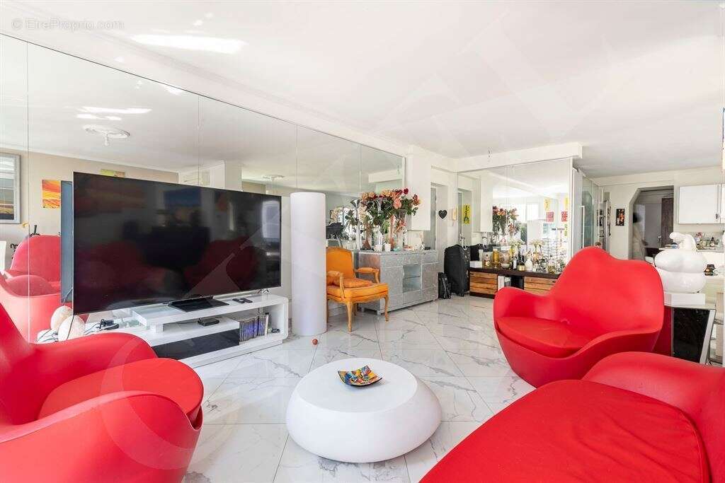 Dans un bel immeuble ancien, magnifique cinq-pièces entièrement rénové et climatisé, situé secteur - photo 4