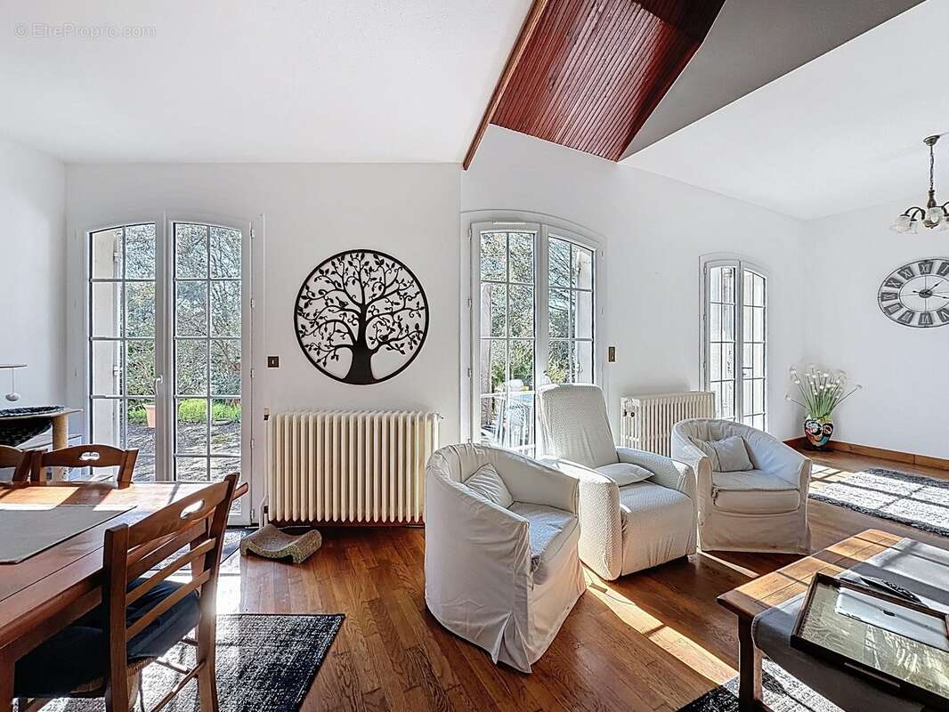 Maison à vendre 8 pièces  (79) CHATILLON-SUR-THOUET - 219 m² hab 4 à 6 ch - terrain environ 2500 m² - photo 7